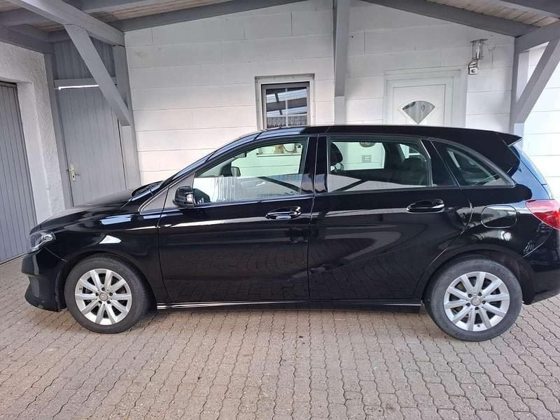 Schwarz Gebraucht 2018 Mercedes B180 Van / Kleinbus | 11.500 € (Guter Preis) - Bild 1/4