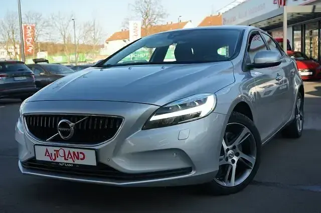 Gebraucht Volvo V40 Momentum 122 PS (89 kW) 2017 Silber Limousine