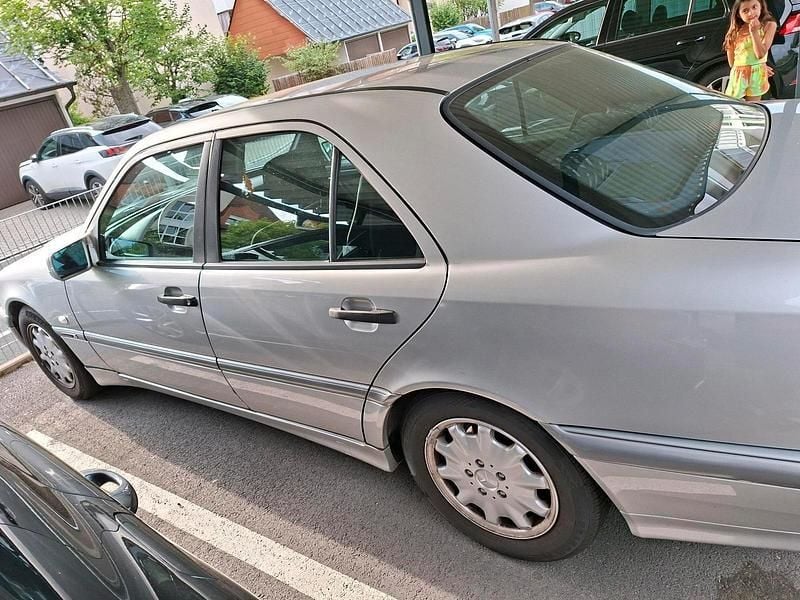 Silber Gebraucht 1998 Mercedes C180 Limousine | 2.900 € (Guter Preis) - Bild 1/4