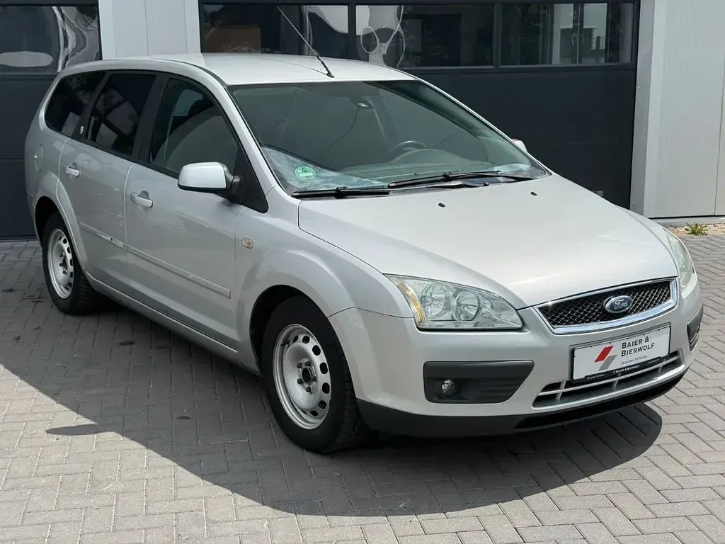 Gebraucht Ford Focus Ghia 101 PS (74 kW) 2005 Polarsilber metallic Kombi