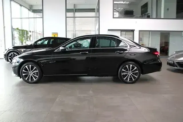 Gebraucht Mercedes E300 Avantgarde 306 PS (225 kW) 2022 Schwarz Limousine