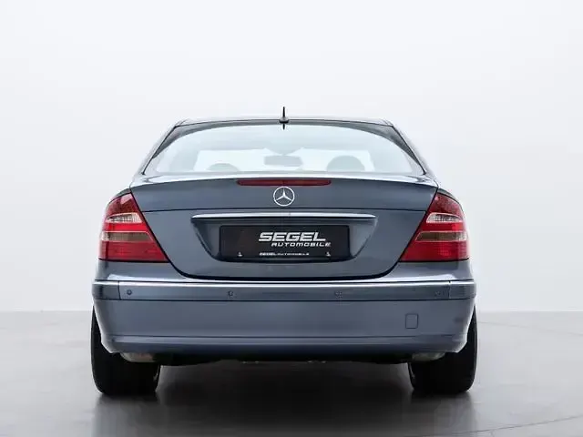 Używany Mercedes E500 306 KM (225 kW) 2004 Niebieski Sedan/Limuzyna