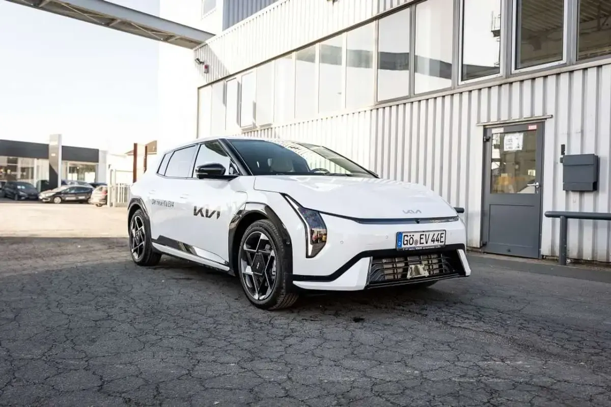 Gebraucht Kia EV4 GT-Line 150 kW (204 PS) 2025 Weiß metallic Limousine