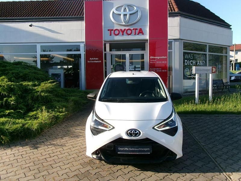Gebraucht Toyota Aygo 72 PS (52 kW) 2018 Pianosaweiß Kleinwagen