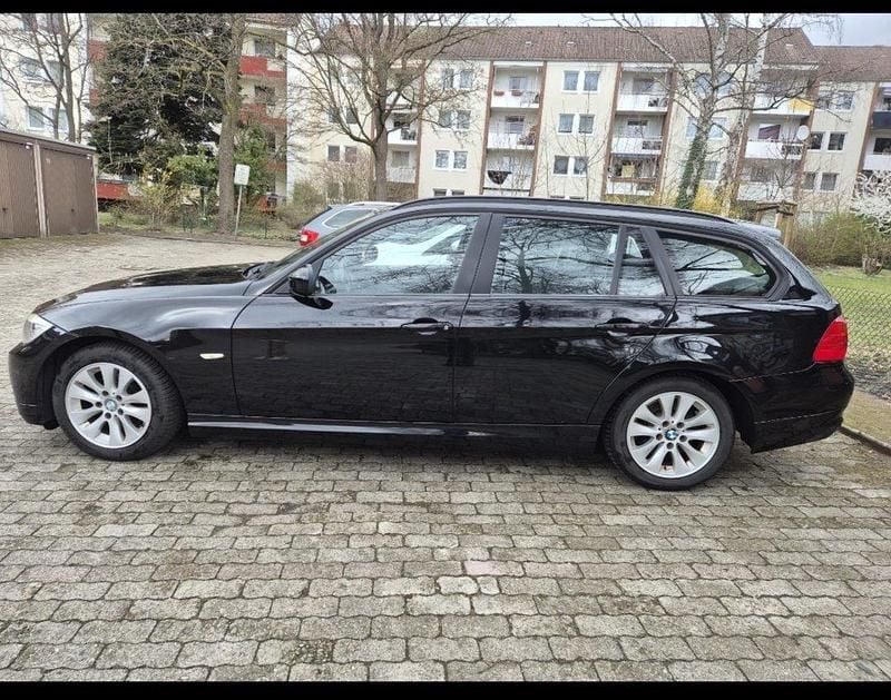 Second-hand BMW 318 143 CP (105 kW) 2011 Negru Break