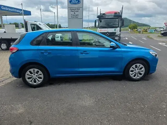 Gebraucht Hyundai i30 Pure 99 PS (72 kW) 2018 Blau Limousine