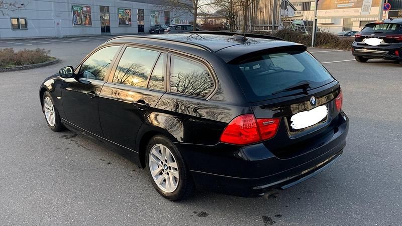 Gebraucht BMW 318 143 PS (105 kW) 2010 Schwarz Kombi