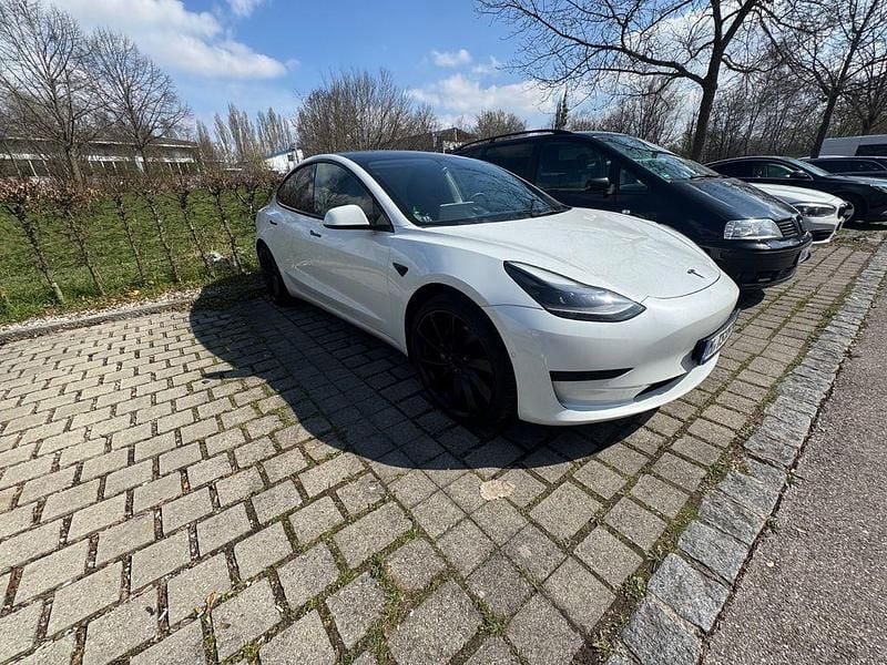 Weiß Gebraucht 2021 Tesla Model 3 Standard Range Plus Limousine | 24.000 € (Fairer Preis) - Bild 1/4