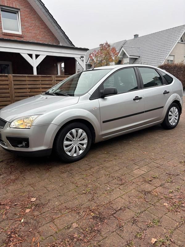 Silber Gebraucht 2005 Ford Focus Ambiente Kombi | 1.499 € (Superpreis) - Bild 1/4