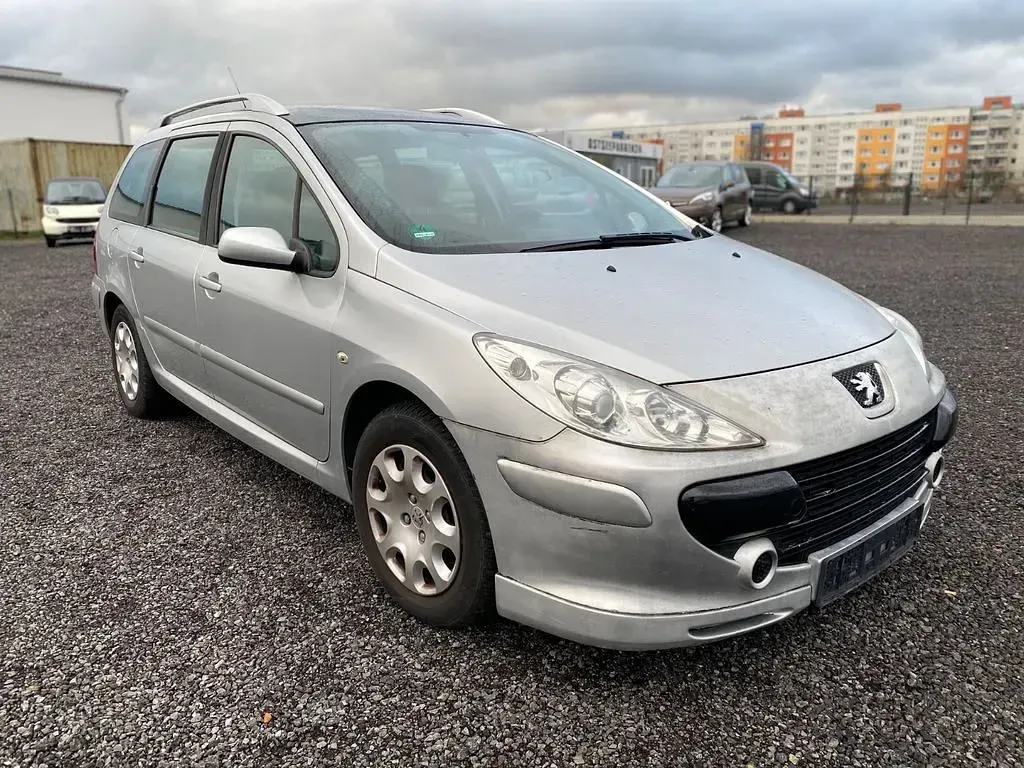 Gebraucht Peugeot 307 Tendance 109 PS (80 kW) 2008 Silber Limousine