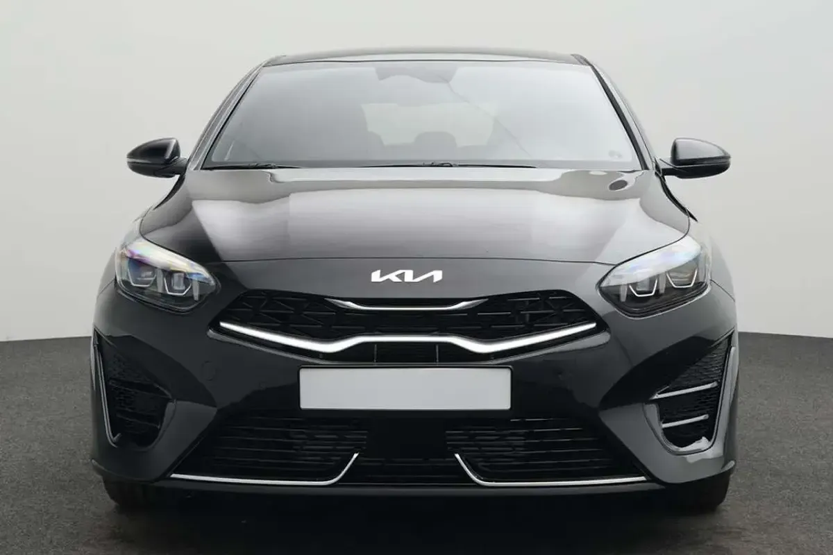 Gebraucht Kia Ceed 140 PS (102 kW) 2025 Zilinaschwarz metall Kleinwagen