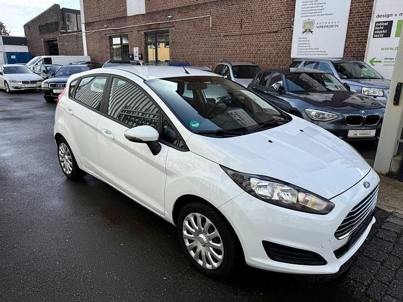 Gebraucht Ford Fiesta Trend 65 PS (47 kW) 2015 Weiß Kleinwagen