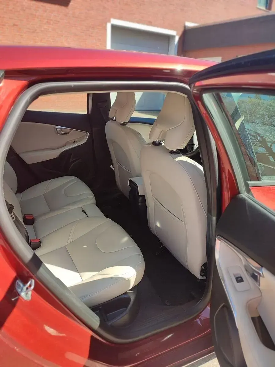 Gebraucht Volvo V40 You! 122 PS (89 kW) 2015 Rot Kombi