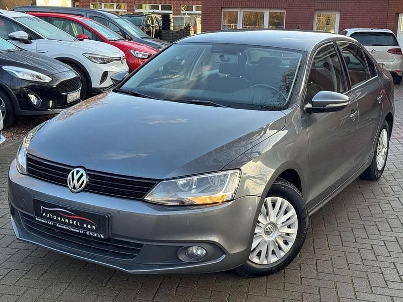 Grau Gebraucht 2011 VW Jetta Trendline Limousine | 2.999 € (Superpreis) - Bild 1/4
