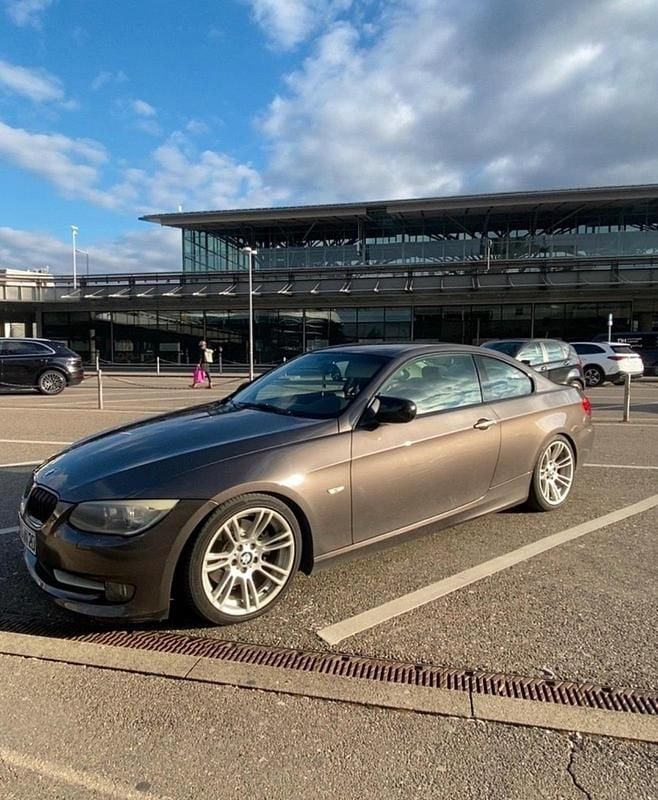 Braun Gebraucht 2010 BMW 330 M Sport Coupé | 10.000 € (Guter Preis) - Bild 1/4