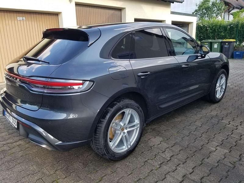 Grau Gebraucht 2022 Porsche Macan SUV | 61.990 € (Superpreis) - Bild 1/4