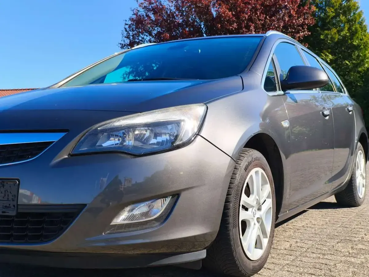 Gebraucht Opel Astra Sport 140 PS (102 kW) 2011 Karbongrau Kombi