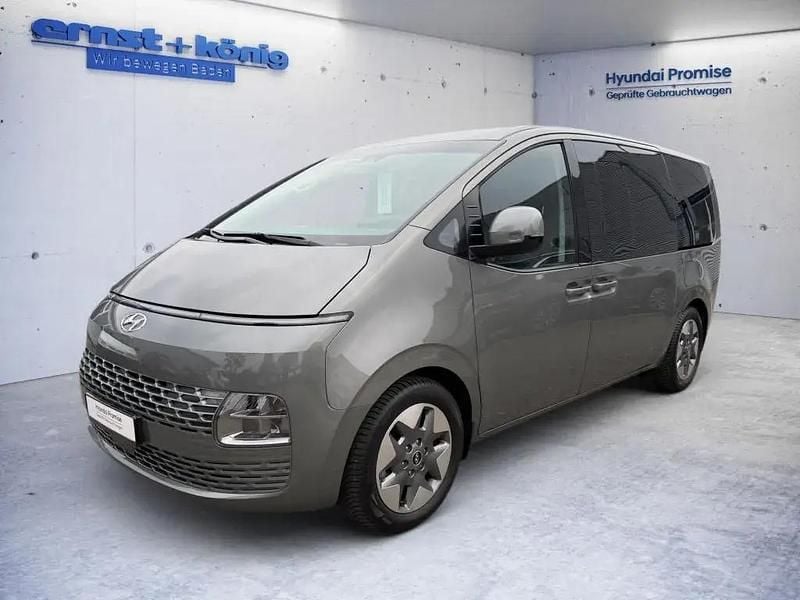 Olivine grey metallic Gebraucht 2024 Hyundai Staria Prime Van | 48.270 € (Fairer Preis) - Bild 1/4