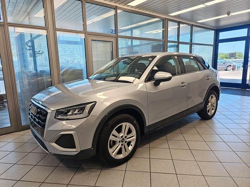 Gebraucht Audi Q2 Comfort 110 PS (80 kW) 2023 Florettsilbermet. (metallic) SUV