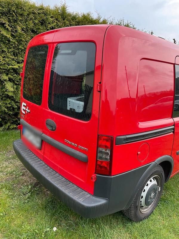 Usata Opel Combo 75 CV (55 kW) 2011 Rosso Monovolume