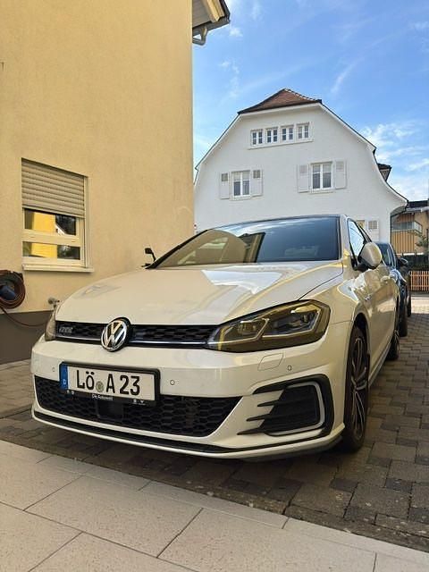 Weiß Gebraucht 2020 VW Golf GTE Limousine | 20.890 € (Fairer Preis) - Bild 1/4