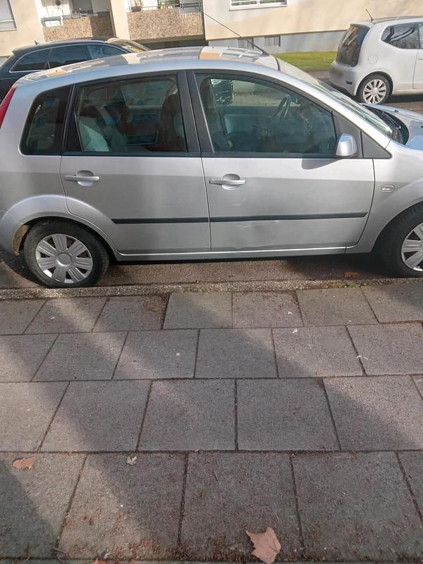 Gebraucht Ford Fiesta 69 PS (50 kW) 2005 Weiß Kleinwagen