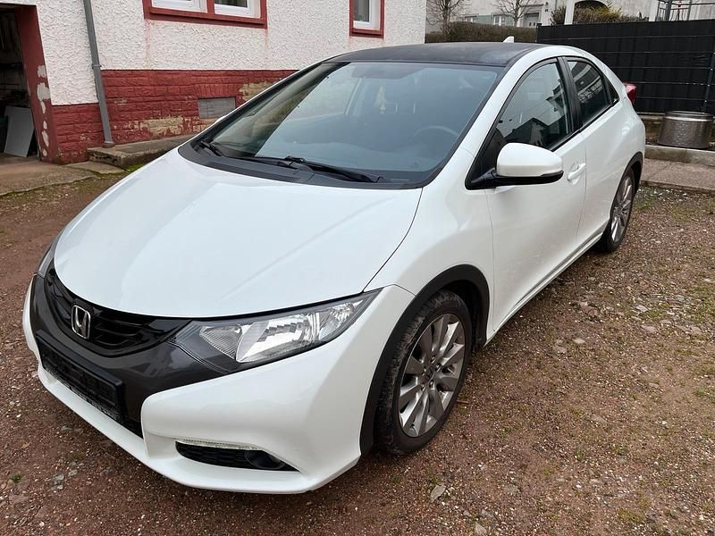 Weiß Gebraucht 2012 Honda Civic Limousine | 7.400 € (Fairer Preis) - Bild 1/4