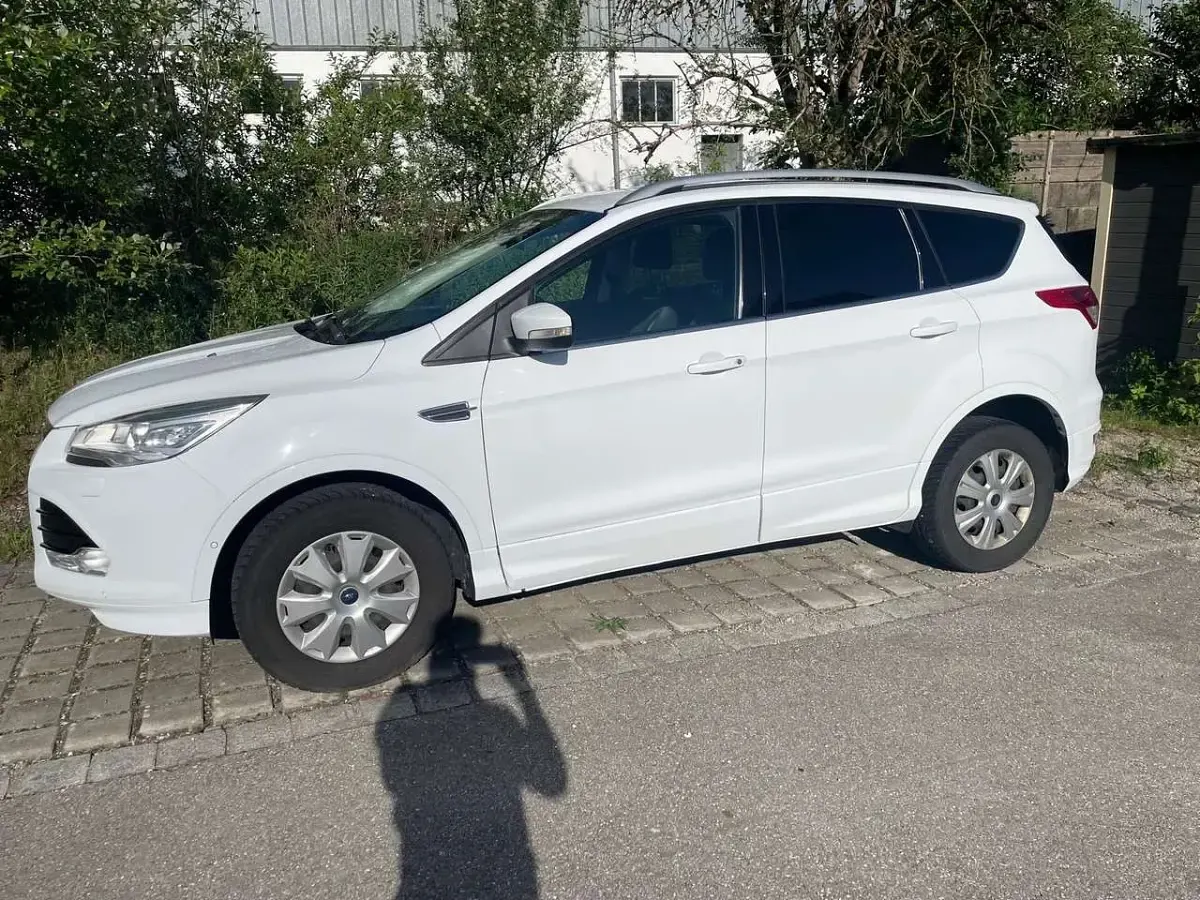 Gebraucht Ford Kuga Individual 179 PS (131 kW) 2015 Weiß SUV