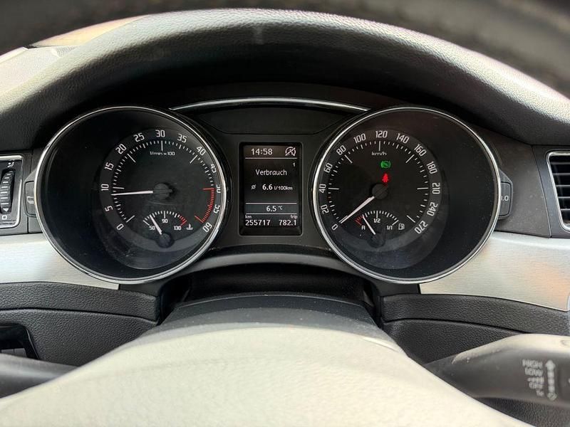 Gebraucht Skoda Superb 140 PS (102 kW) 2014 Braun Limousine