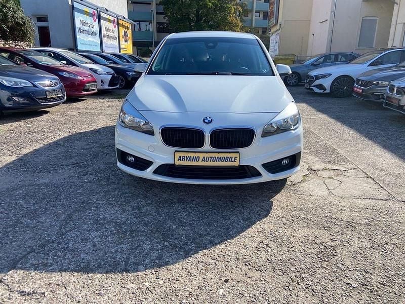 Weiß Gebraucht 2015 BMW 218 Gran Tourer Advantage Van / Kleinbus | 9.499 € (Fairer Preis) - Bild 1/4