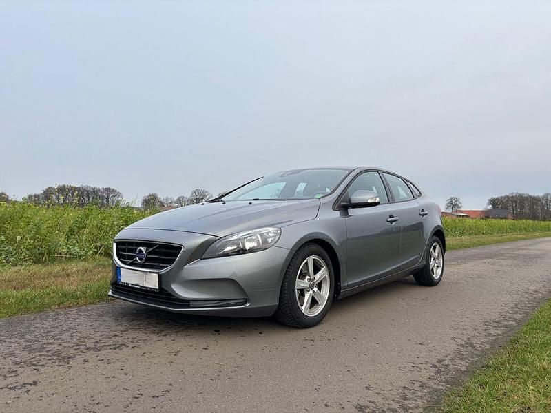 Grau Gebraucht 2014 Volvo V40 Kinetic Kombi | 9.000 € (Fairer Preis) - Bild 1/4