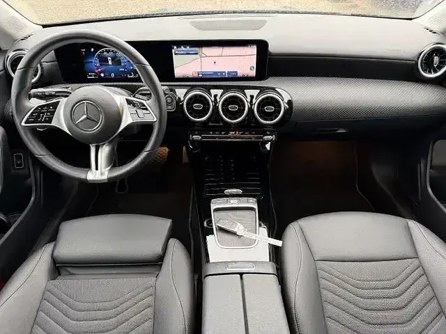 Gebraucht Mercedes CLA180 116 PS (85 kW) 2025 Schwarz Limousine