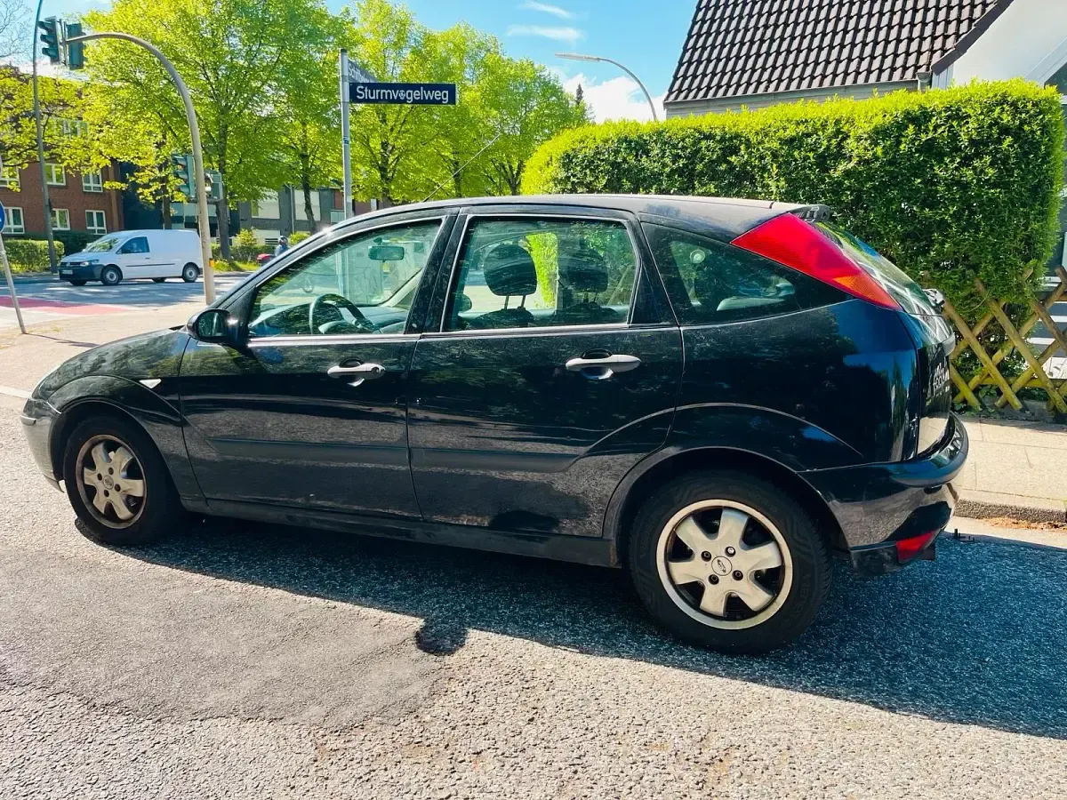 Używany Ford Focus 75 KM (55 kW) 2003 Czarny Sedan/Limuzyna