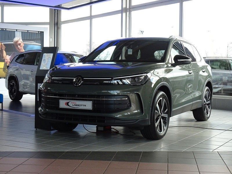 Cipressinogrün metallic Neu 2025 VW Tiguan Goal SUV | 51.900 € (Etwas zu teuer) - Bild 1/4