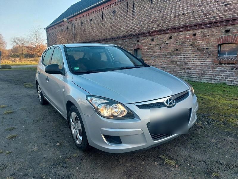 Silber Gebraucht 2011 Hyundai i30 Limousine | 2.450 € (Superpreis) - Bild 1/4