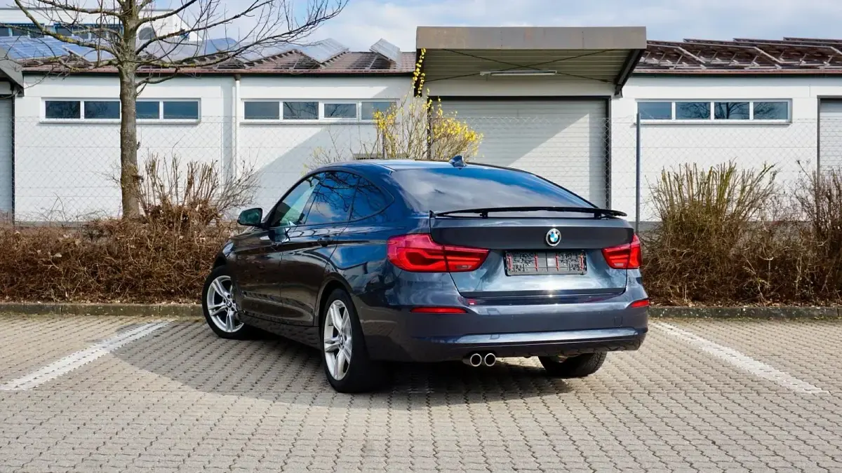 Gebraucht BMW 330 258 PS (189 kW) 2017 Grau Limousine