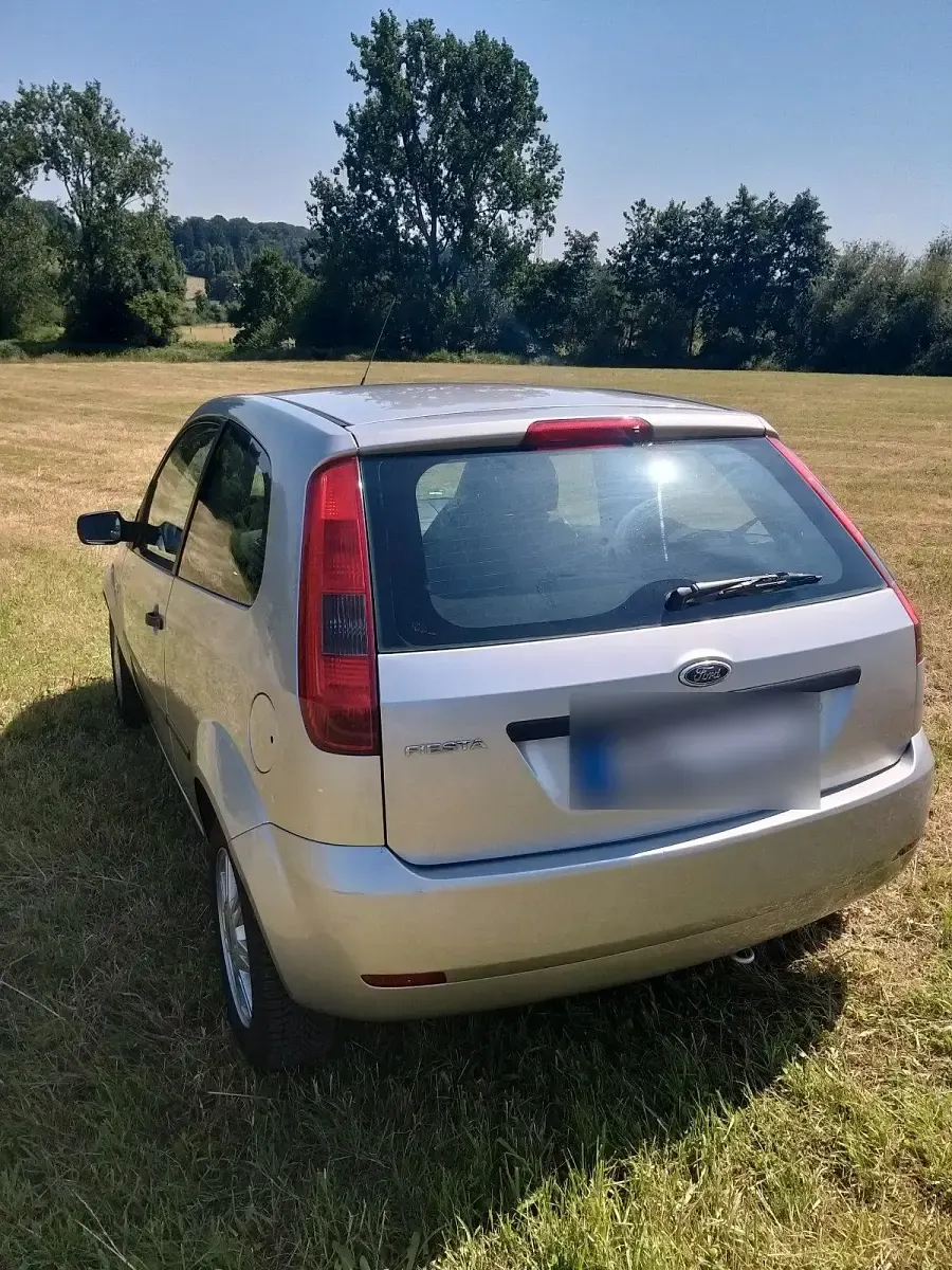 Gebraucht Ford Fiesta 70 PS (51 kW) 2005 Silber Kleinwagen