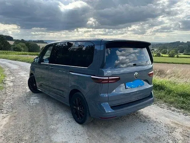 Gebraucht VW Multivan Edition 150 PS (110 kW) 2023 Grau Van / Kleinbus