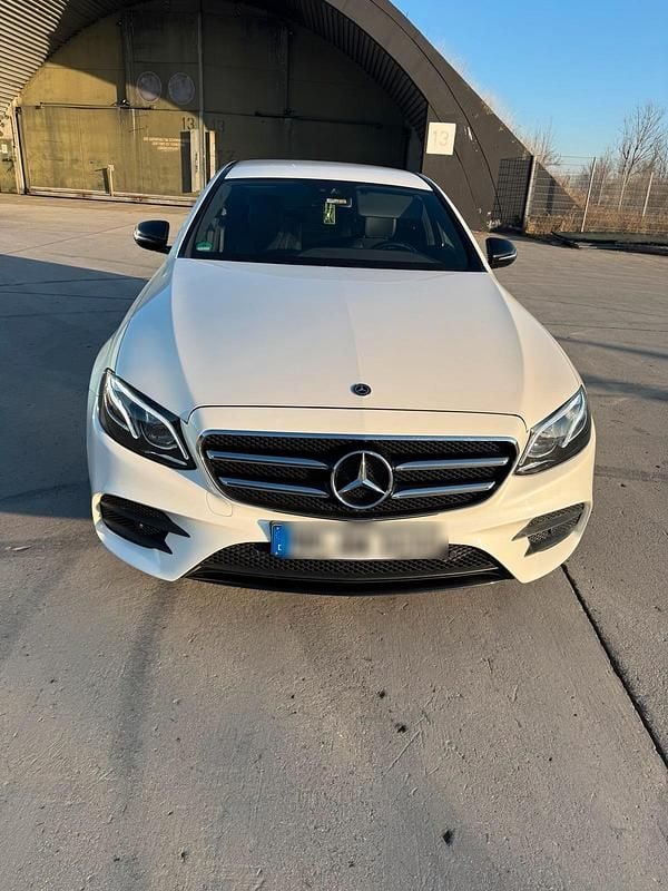 Weiß Gebraucht 2018 Mercedes E200 AMG line Limousine | 27.900 € (Teuer) - Bild 1/4