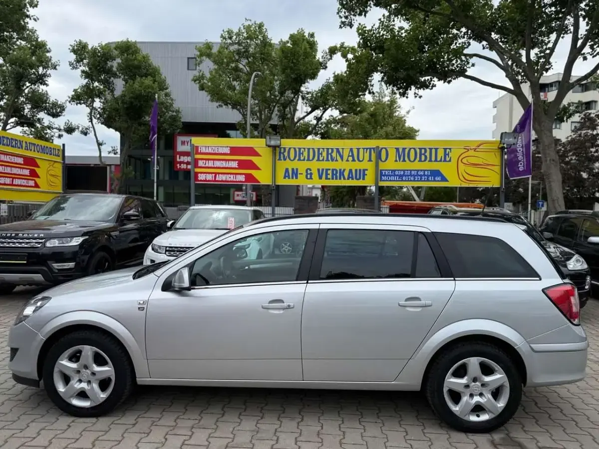 Gebraucht Opel Astra Edition 110 PS (80 kW) 2011 Argon silber/ice silver (m2) Kombi
