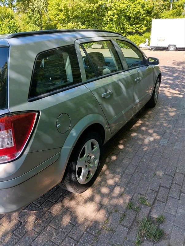 Używany Opel Astra 66 KM (48 kW) 2007 Szary Kombi