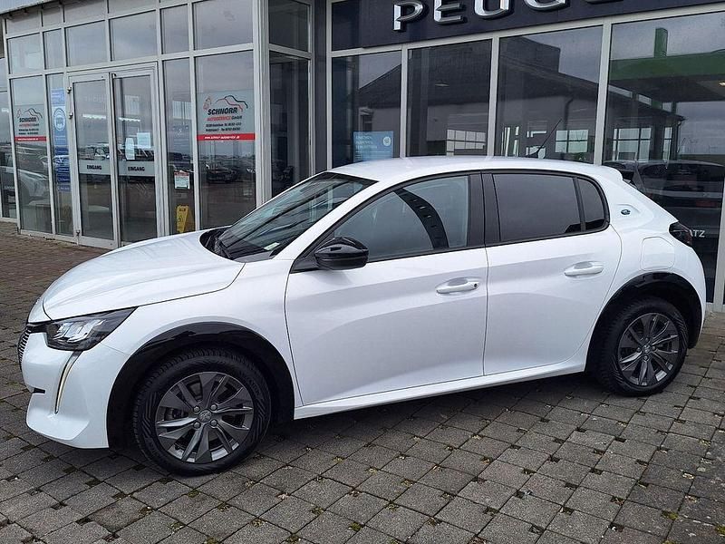 Gebraucht Peugeot e-208 Allure 100 kW (136 PS) 2023 Weiß Kleinwagen