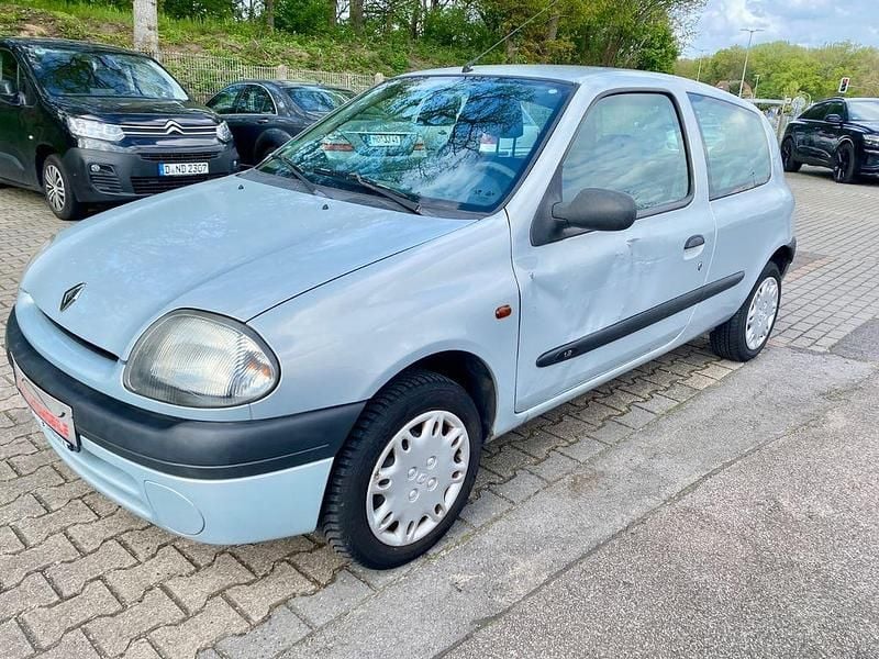 Używany Renault Clio II 58 KM (42 kW) 2000 Srebrny Hatchback