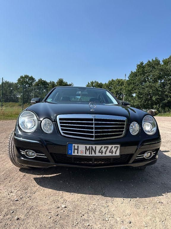 Schwarz Gebraucht 2008 Mercedes E220 Avantgarde Limousine | 8.400 € (Etwas zu teuer) - Bild 1/4