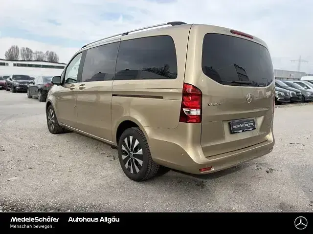 Gebraucht Mercedes V220 163 PS (119 kW) 2024 Gold Van / Kleinbus