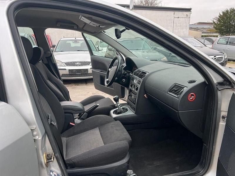 Gebraucht Ford Mondeo Ghia 145 PS (106 kW) 2002 Silber Limousine