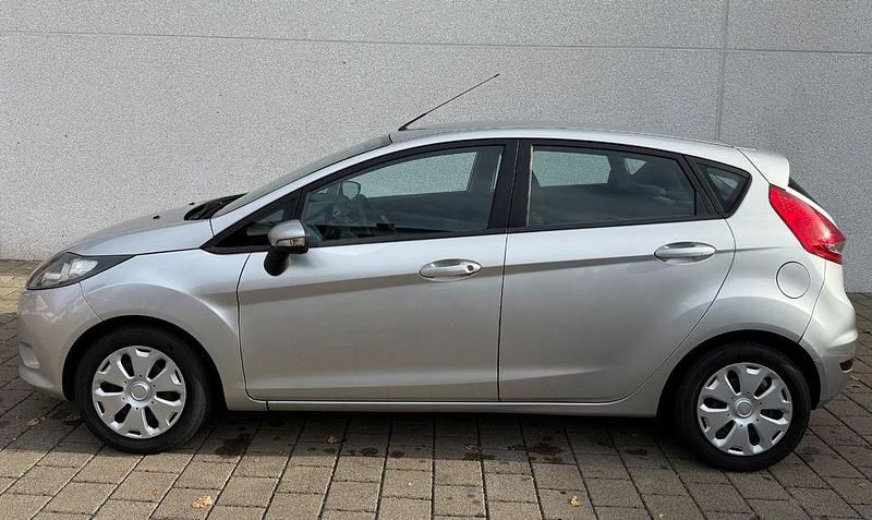 Gebraucht Ford Fiesta Trend 90 PS (66 kW) 2009 Silber Limousine