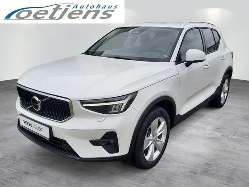 Crystal white (metallic) Gebraucht 2024 Volvo XC40 Core SUV | 32.980 € (Guter Preis) - Bild 1/4