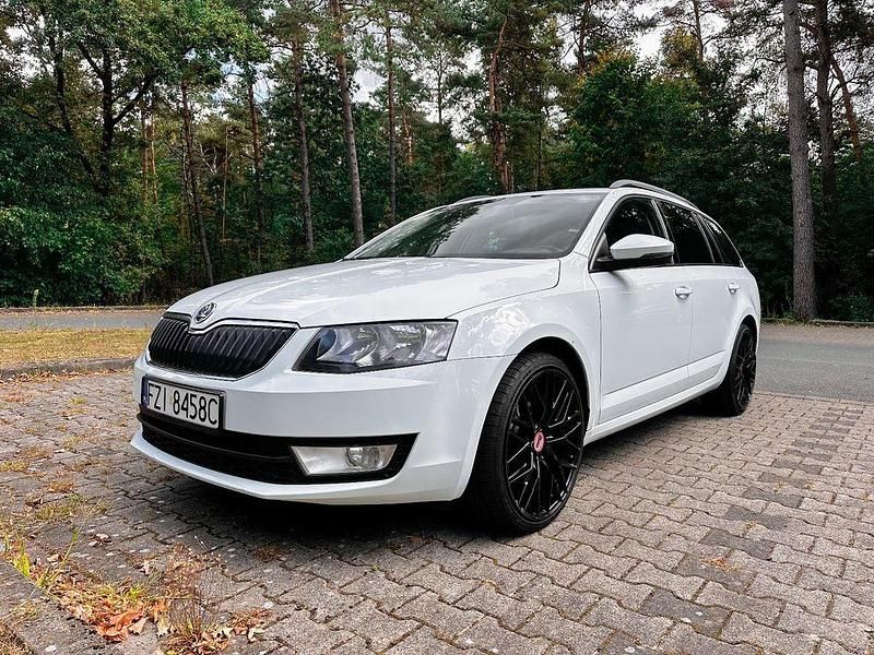 Weiß Gebraucht 2015 Skoda Octavia Ambition Kombi | 8.200 € - Bild 1/4