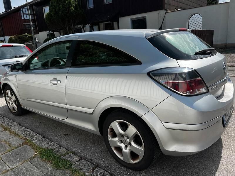 Silber Gebraucht 2006 Opel Astra GTC Coupé | 1.400 € - Bild 1/4